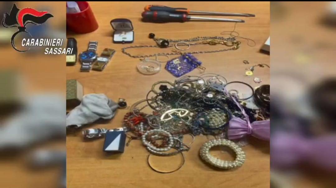 Rubano orologi e gioielli poi scappano, nella fuga un complice si frattura la tibia: la banda finisce in manette