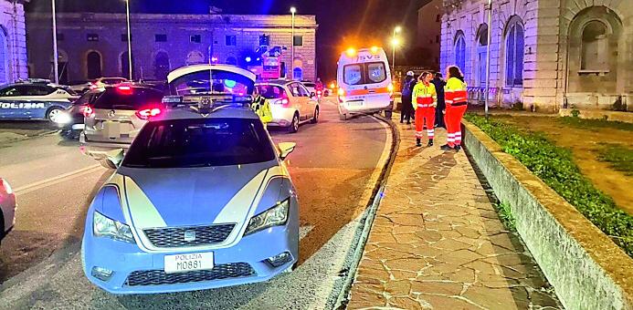 
	Poliziotti e soccorritori in piazza XI Maggio (foto d&rsquo;archivio)

