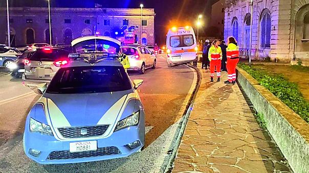 Poliziotti e soccorritori in piazza XI Maggio (foto d’archivio)