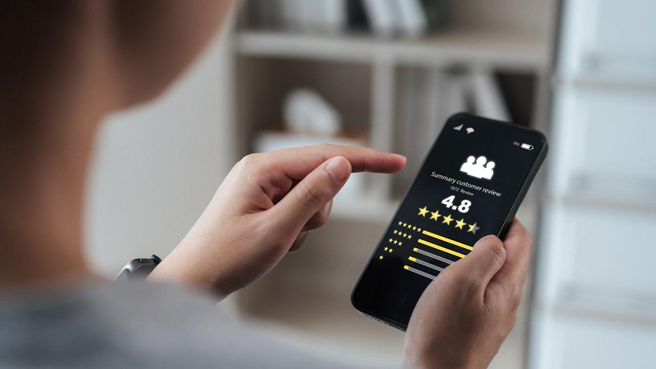 False recensioni sul web, svolta per le imprese: più tutele per B&b, hotel e ristoranti in Sardegna