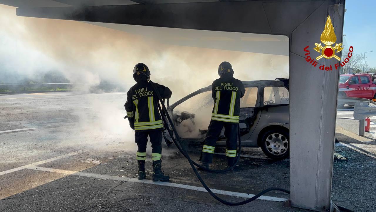 Auto in fiamme al casello di Modena Sud