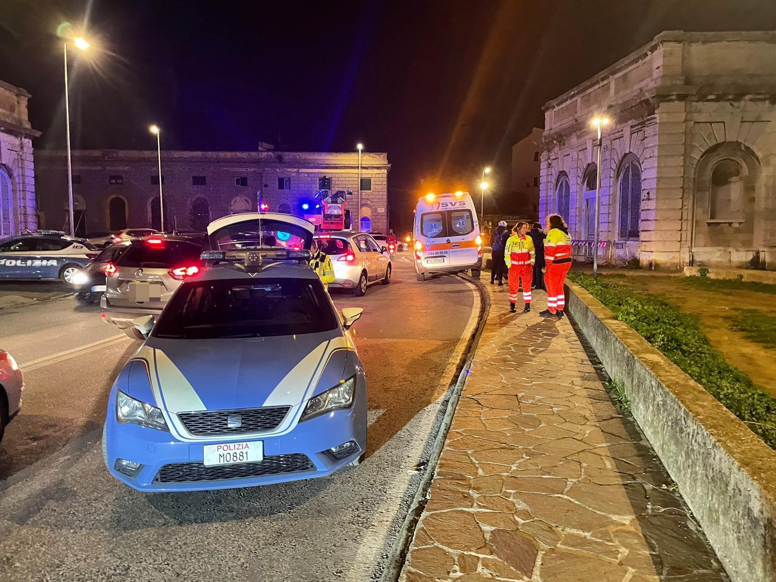 Polizia e ambulanze in piazza XI Maggio