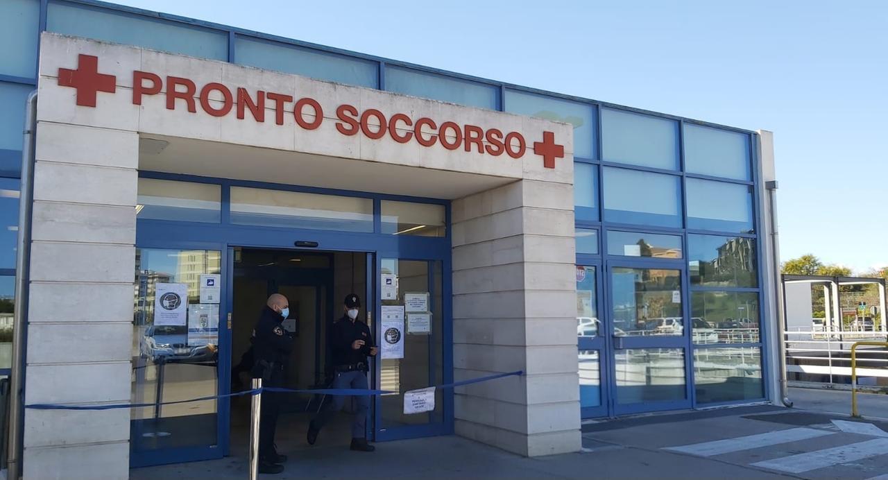 Incidente durante la posa della fibra ottica, operaio travolto dall’escavatore