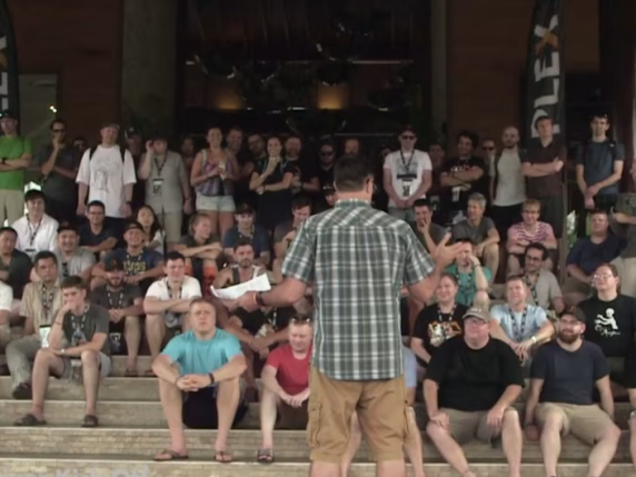 Il ritiro aziendale si trasforma in un incubo: tarantole nel piatto, formiche guerriere e ricoveri