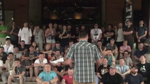 Il ritiro aziendale si trasforma in un incubo: tarantole nel piatto, formiche guerriere e ricoveri