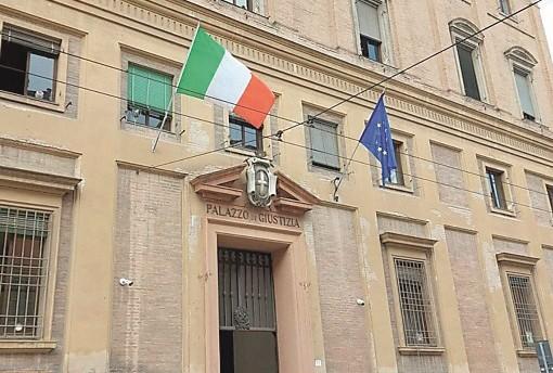 Approfitta di una ragazza disabile: «Mi ha portato via 25mila euro: diceva che me li avrebbe ridati»