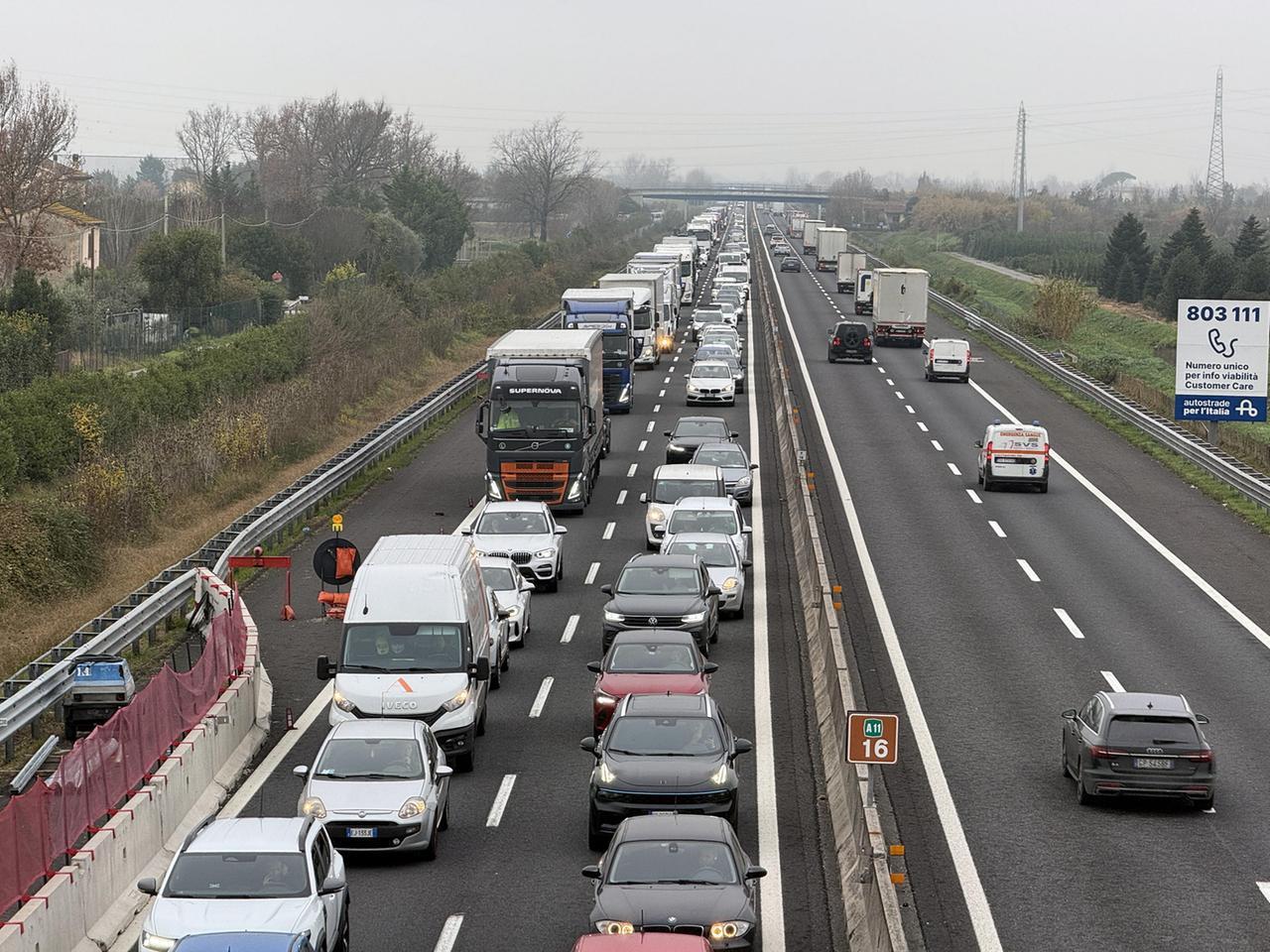 Autostrada A1 tra Modena e Reggio Emilia, chiuso per una notte il tratto dell'allacciamento con l’A22