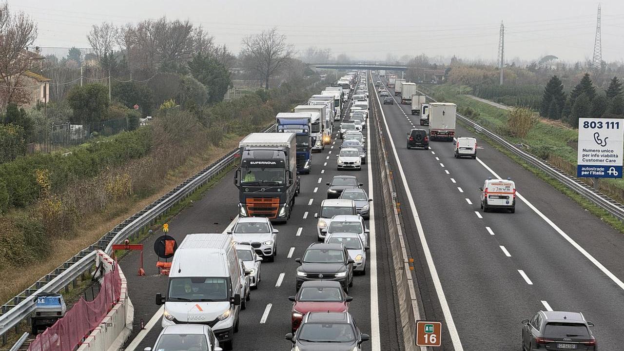 Autostrada A1 tra Modena e Reggio Emilia, chiuso per una notte il tratto dell'allacciamento con l’A22