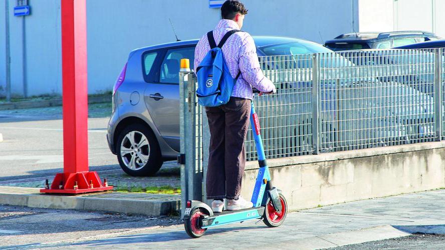 Ferrara, arrivano targa e assicurazione per i monopattini