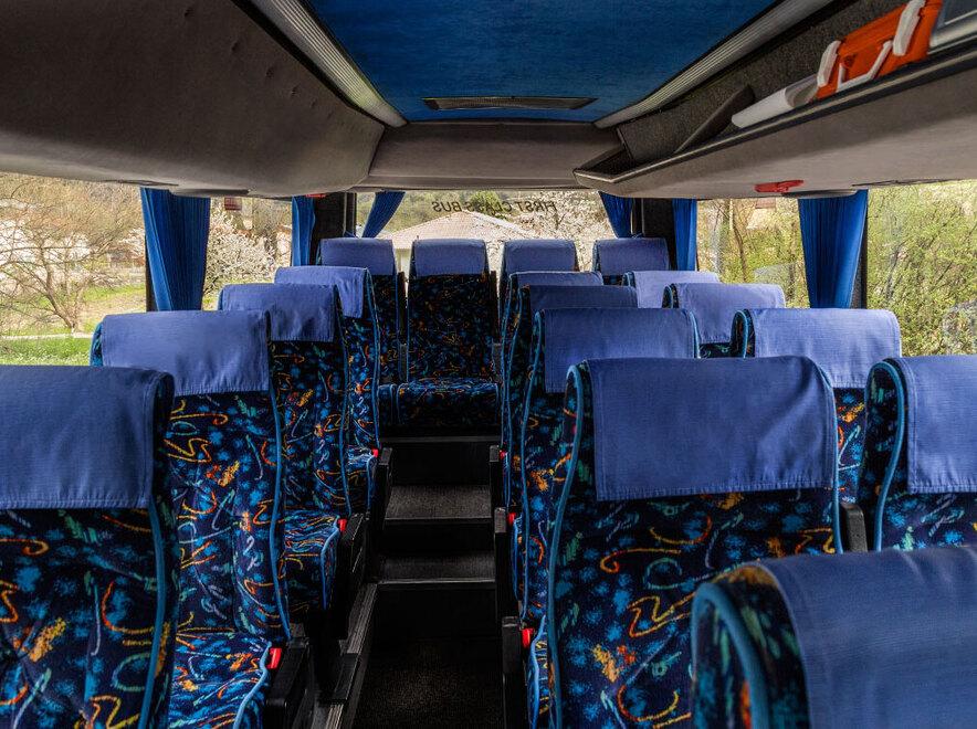 Sassari, chiuse le porte del bus e tentò di violentare una giovane guida turistica: l’autista patteggia