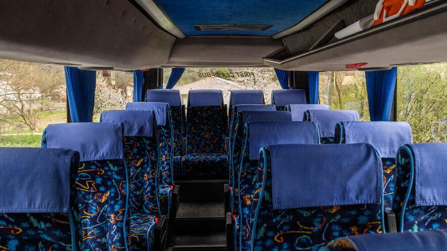 Sassari, chiuse le porte del bus e tentò di violentare una giovane guida turistica: l’autista patteggia