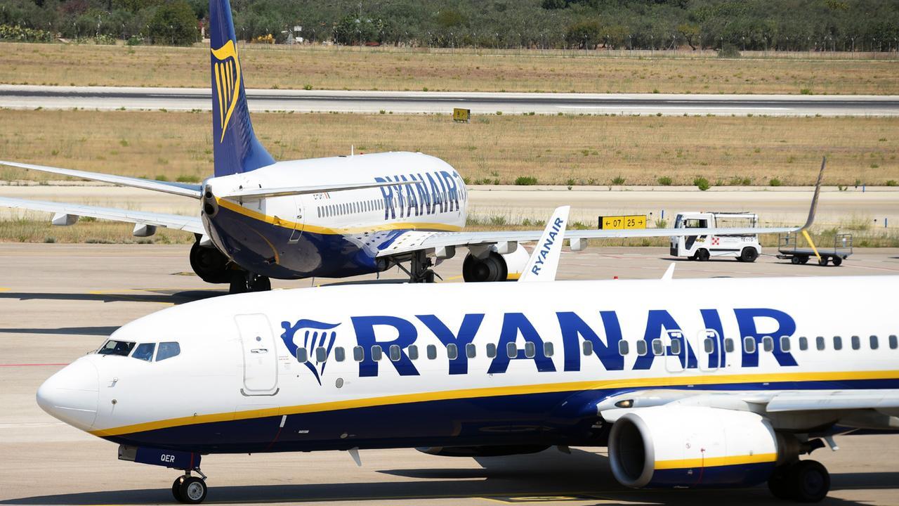 Carburante, ecco le strategie delle compagnie: dai tagli dei voli agli aumenti dei prezzi dei biglietti