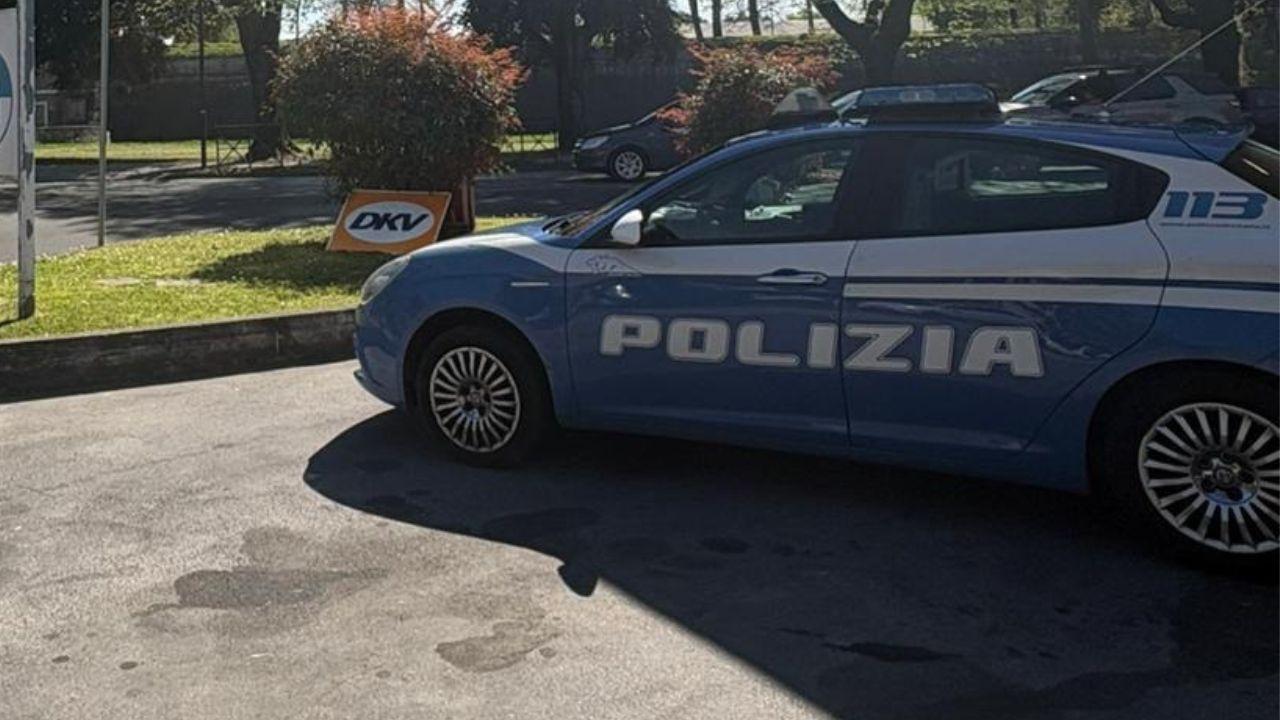 Una volante di polizia durante i controlli ai distributori di benzina