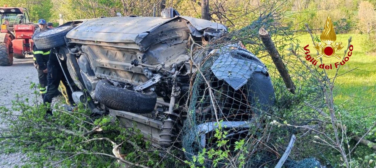 Sbanda con l’auto e travolge una recinzione: grave un anziano
