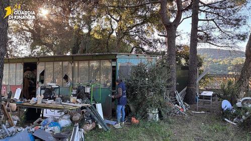 La finanza sequestra una discarica abusiva con 5 tonnellate di rifiuti a Porto Azzurro