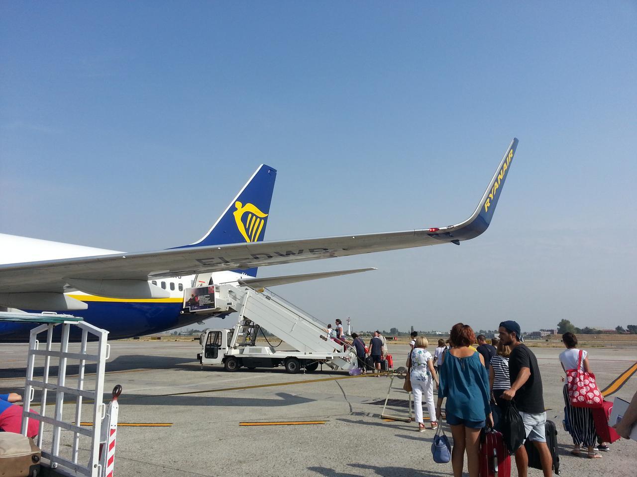 Guerra in Iran, cosa succede ai voli? «Un errore non prenotare per paura: i prezzi potrebbero salire»