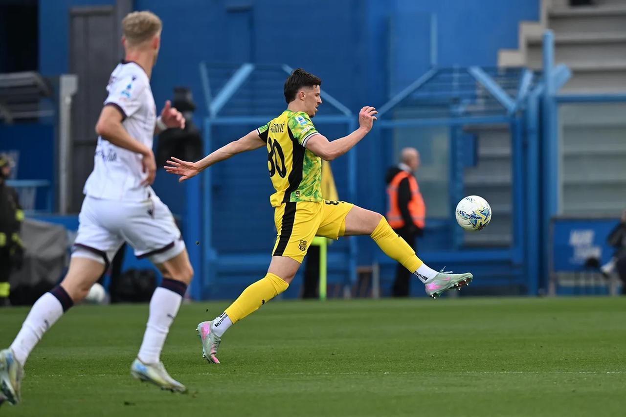 L’Inter cerca il sostituto di Bastoni: Muharemovic in pole. Ma il bosniaco del Sassuolo piace anche in Premier