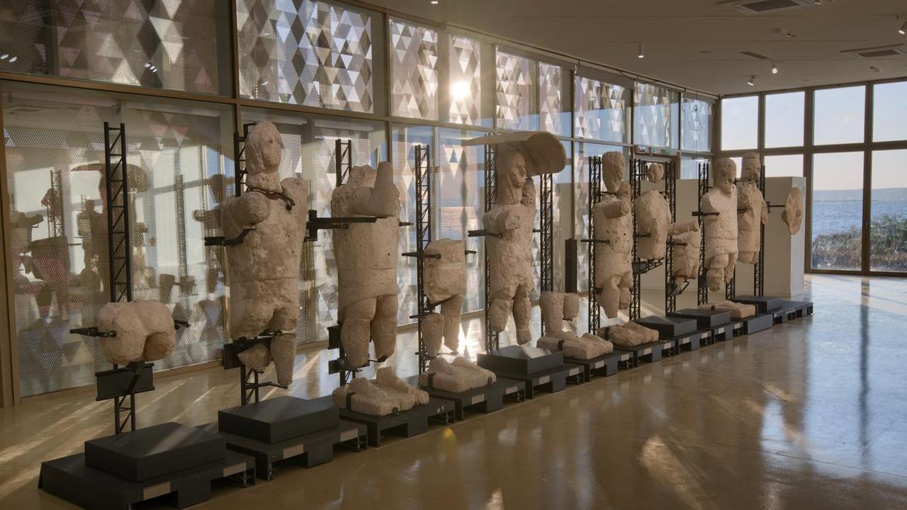 I Giganti di Mont’e Prama al Museo di Cabras nella sala del paesaggio