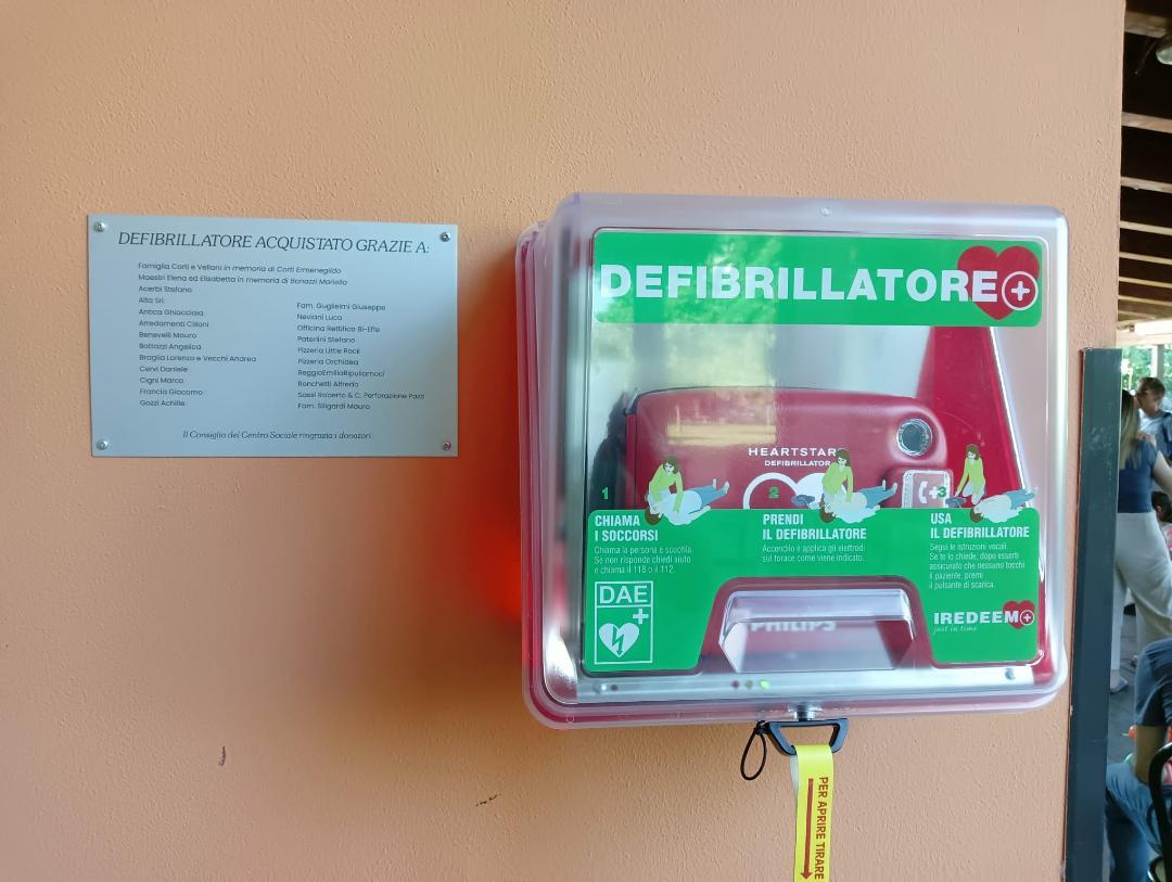 Modena amplia la rete di defibrillatori automatici: «Sanno guidare al soccorso anche un semplice passante»