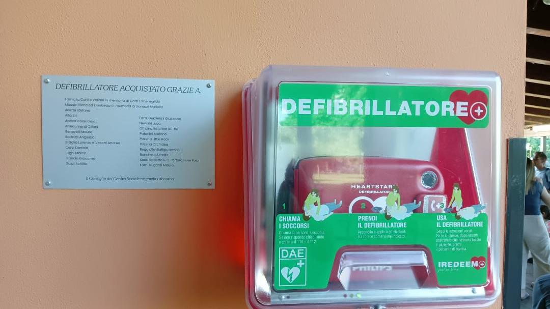 Modena amplia la rete di defibrillatori automatici: «Sanno guidare al soccorso anche un semplice passante»