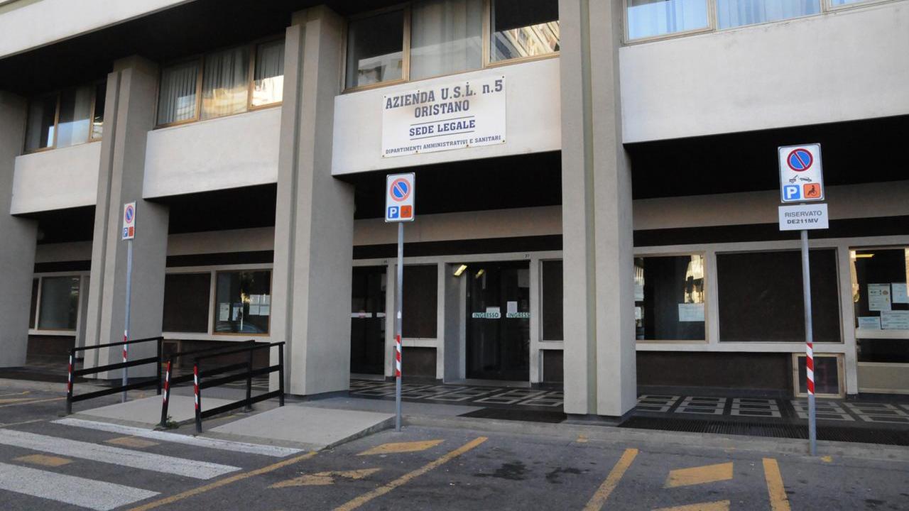 Ingresso della Asl 5 in via Carducci a Oristano