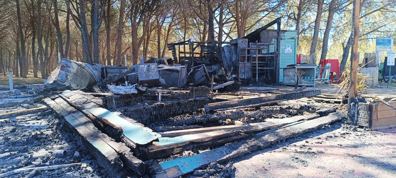 Chiosco-bar distrutto da un incendio, raccolta fondi per ricostruirlo. Il titolare commosso: «L’affetto della gente è la forza più grande»