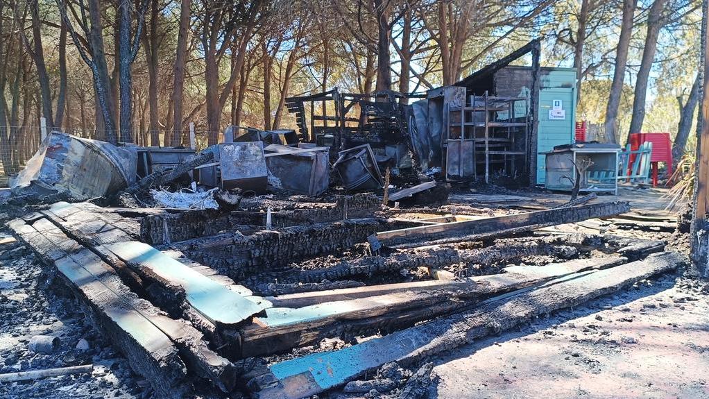 Chiosco-bar distrutto da un incendio, raccolta fondi per ricostruirlo. Il titolare commosso: «L’affetto della gente è la forza più grande»