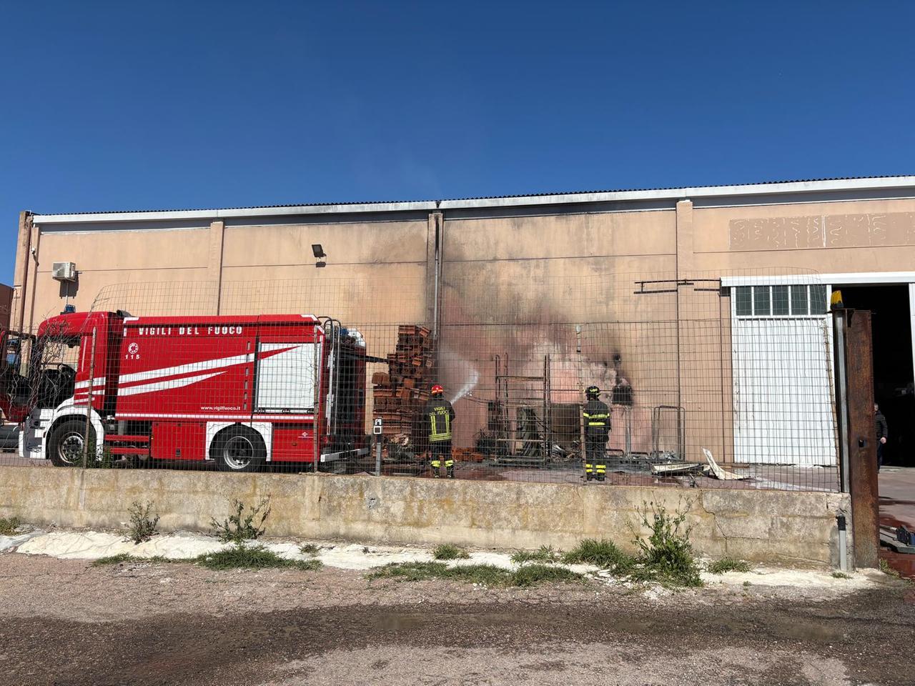 Olbia, fiamme in un capannone: l’incendio danneggia una rivendita di materiale edile – Ecco che cosa sappiamo