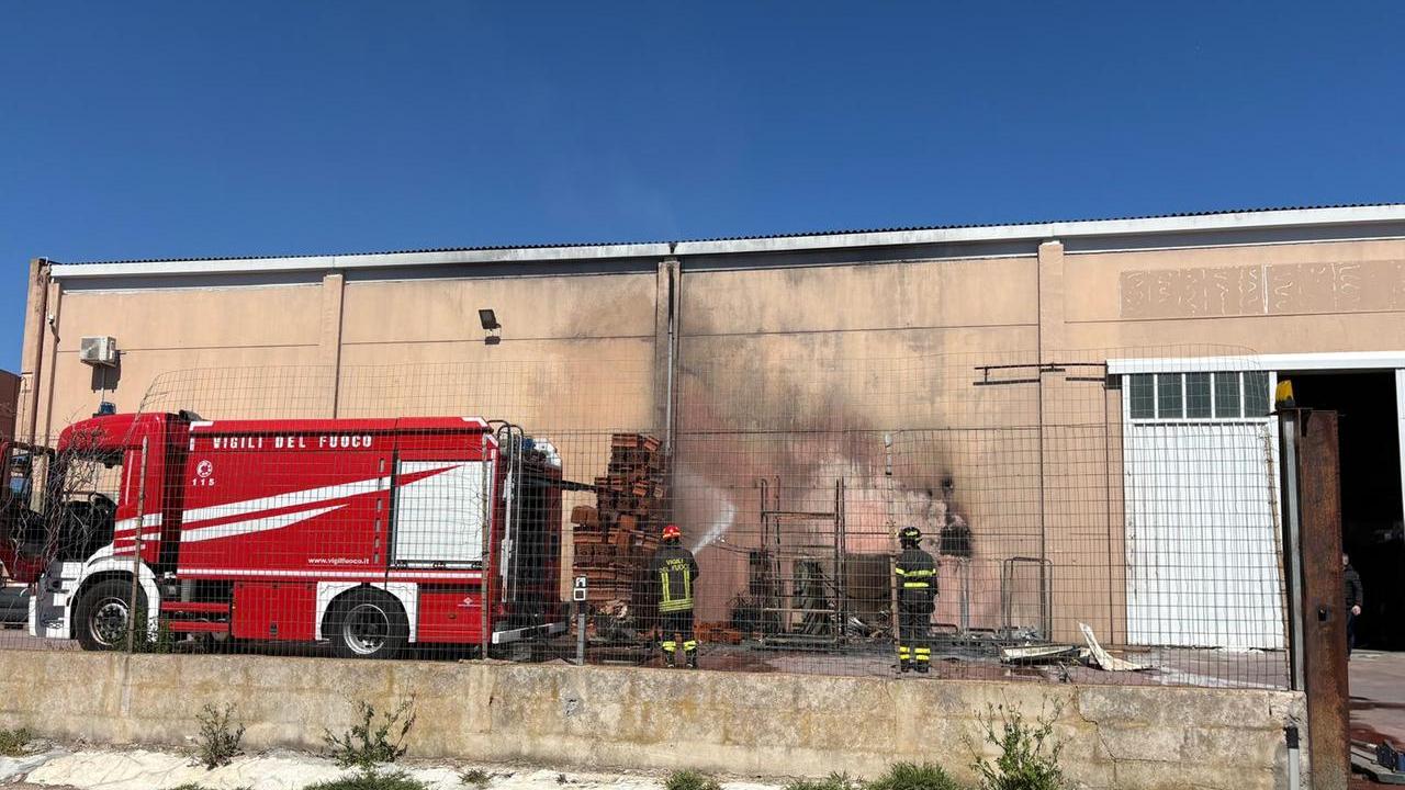 Olbia, fiamme in un capannone: l’incendio danneggia una rivendita di materiale edile – Ecco che cosa sappiamo