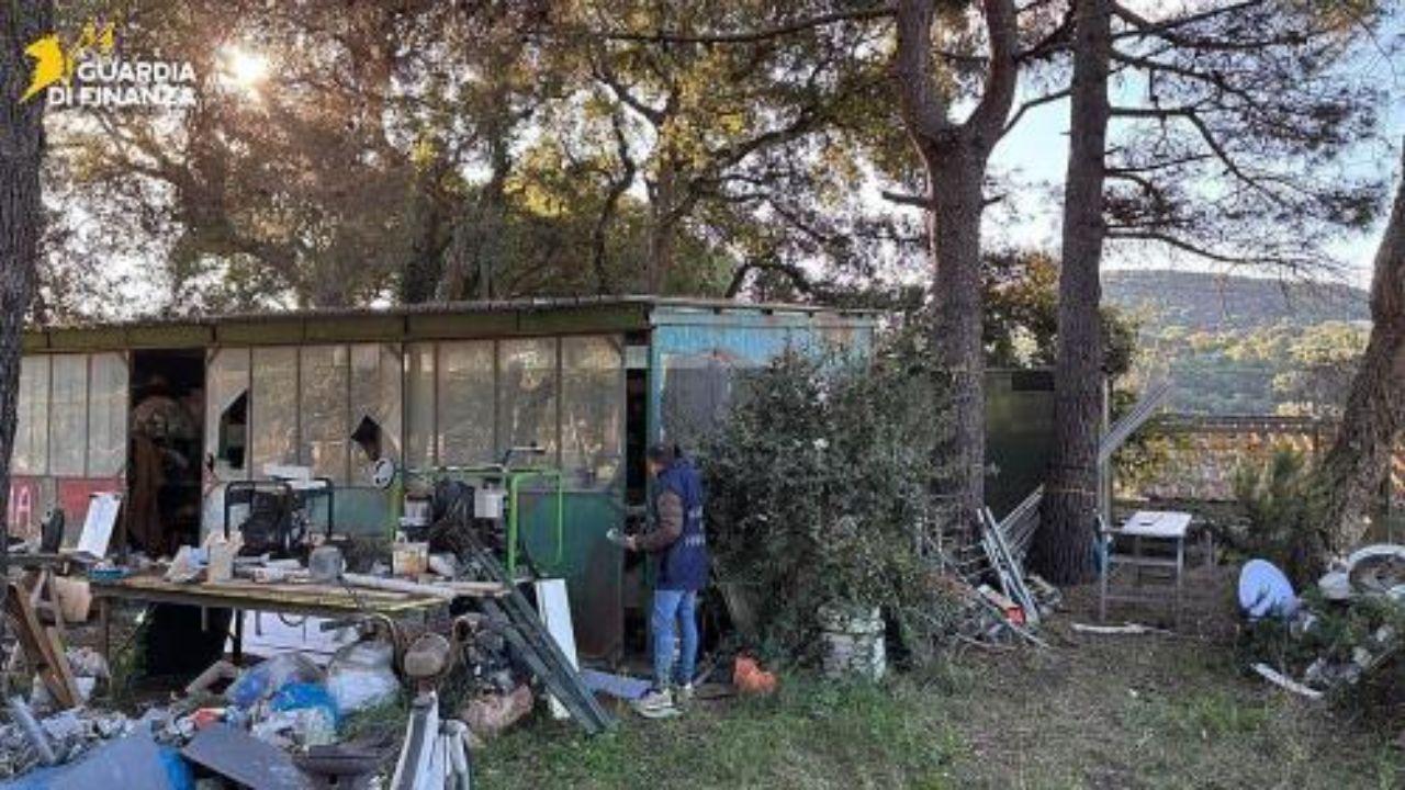 Maxi discarica abusiva scoperta all’Isola d’Elba: cinque tonnellate di rifiuti e due passi dal mare