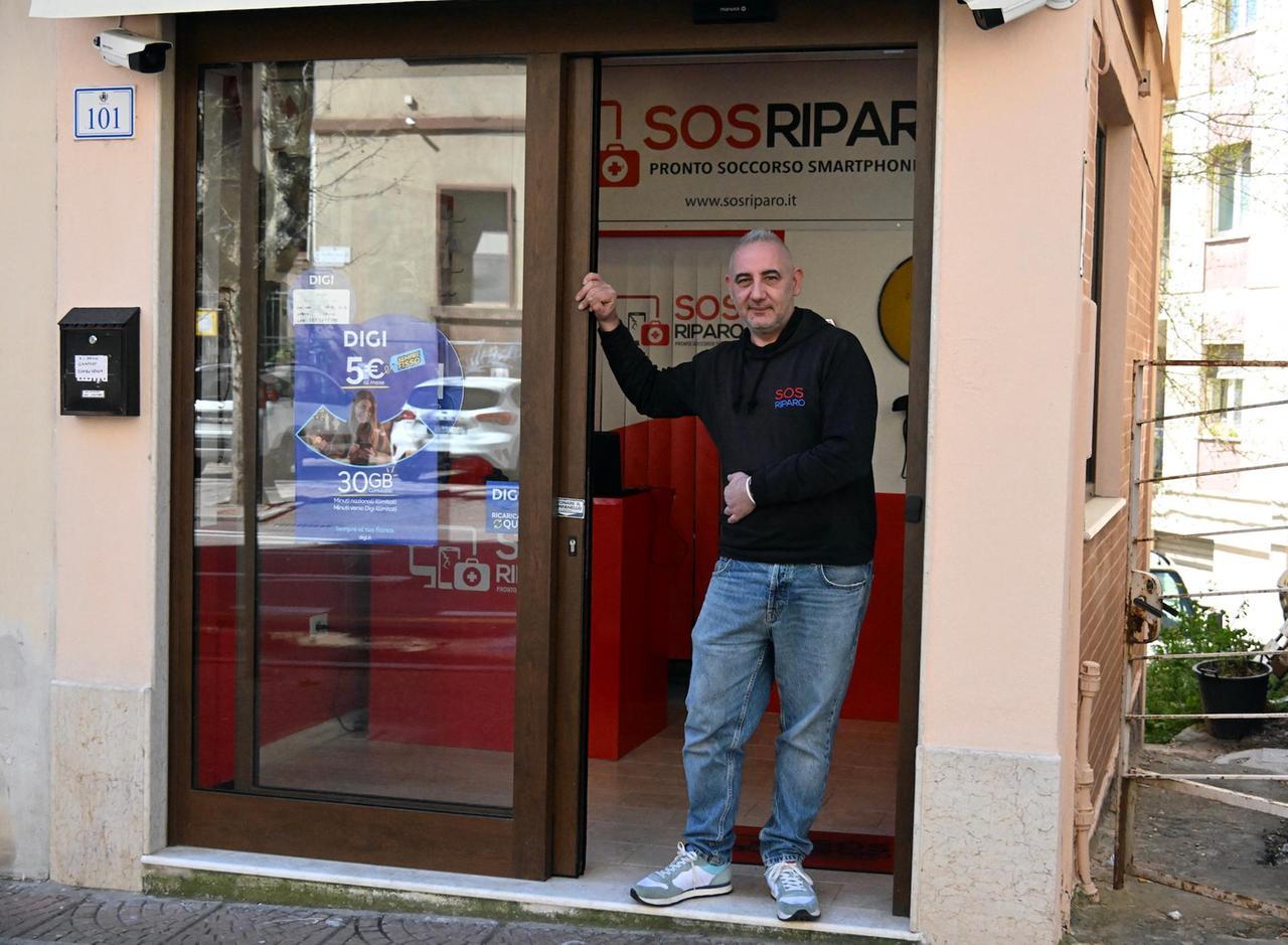 Casa, bottega e amici in cento metri: «Via Lamarmora è il mio paradiso»