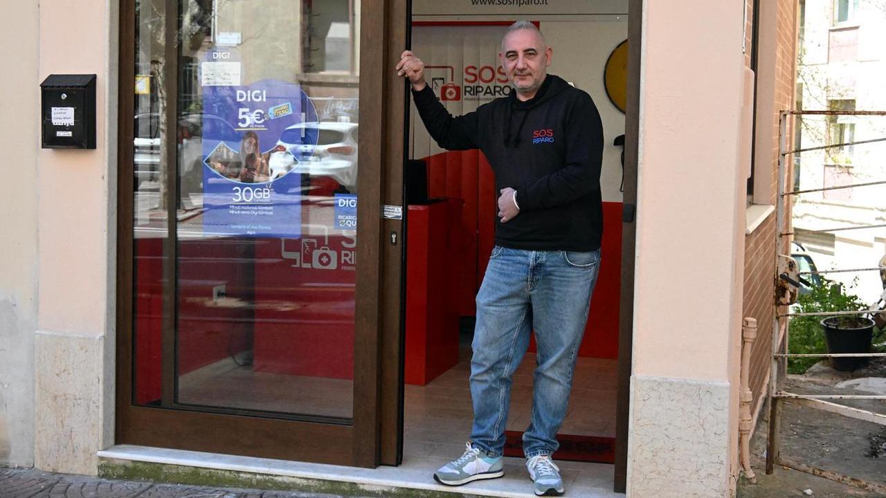 Casa, bottega e amici in cento metri: «Via Lamarmora è il mio paradiso»