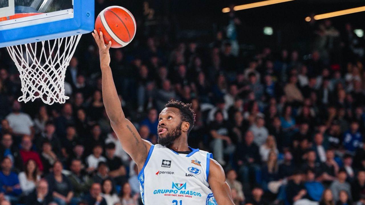 
	Eric Lombardi con la maglia di Bergamo (foto Blu Basket Bergamo)

