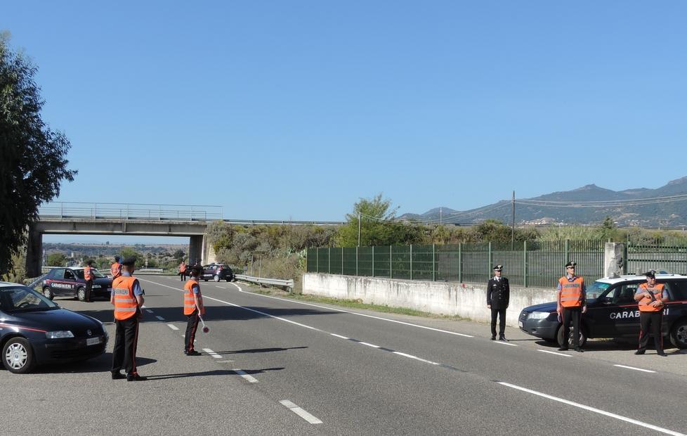Getta la bottiglia dal finestrino: denunciato