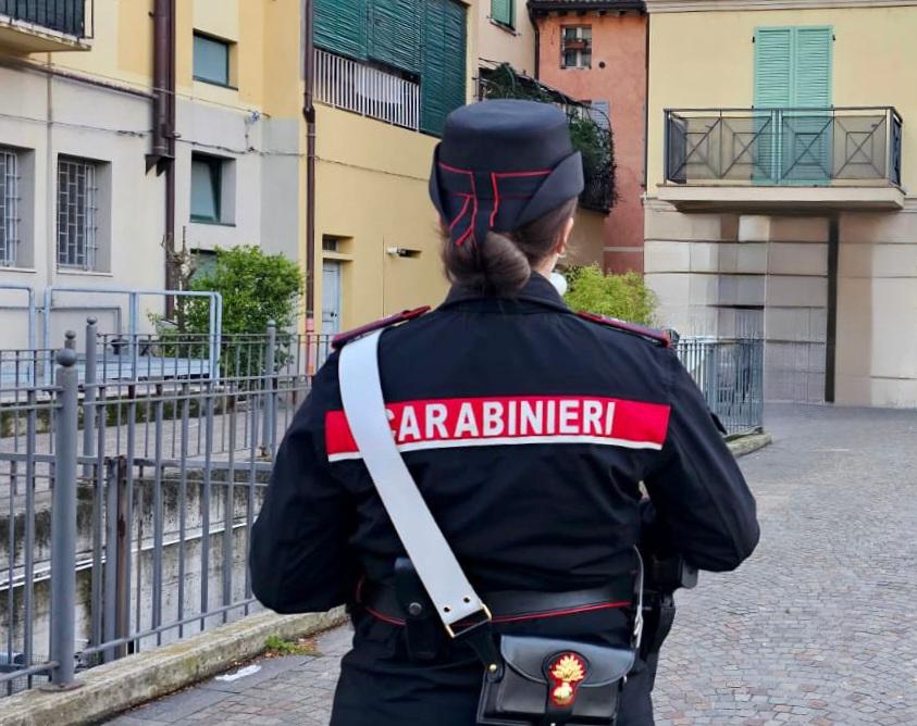 Mamma trova la droga nella stanza del figlio e chiama i carabinieri