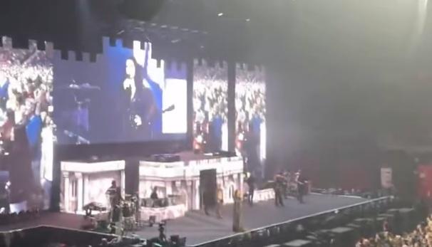 Laura Pausini a Madrid, il siparietto con il fan ubriaco diventa virale: «Dopo il concerto facciamo l’amore, bere non aiuta»