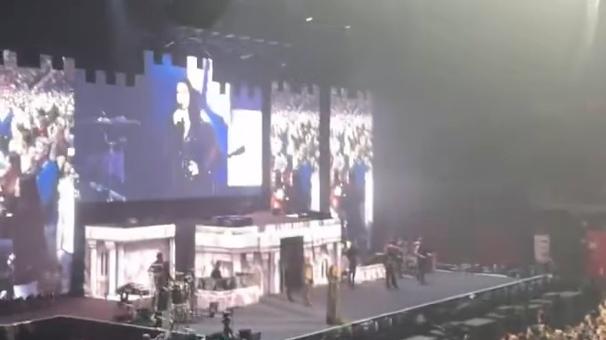 Laura Pausini a Madrid, il siparietto con il fan ubriaco diventa virale: «Dopo il concerto facciamo l’amore, bere non aiuta»