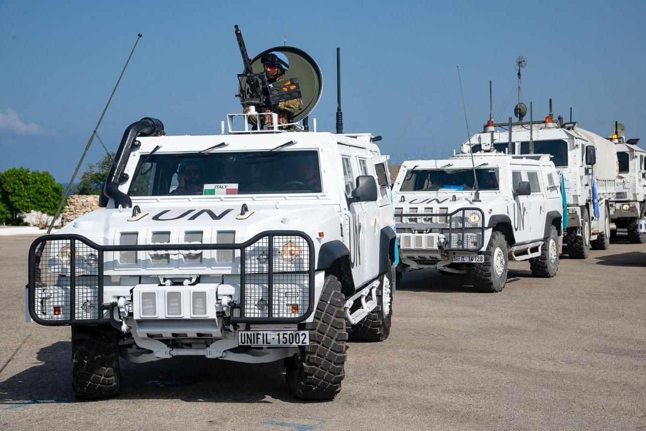 Libano sotto il fuoco dell’esercito israeliano, colpito un convoglio del contingente italiano Unifil: cosa sappiamo