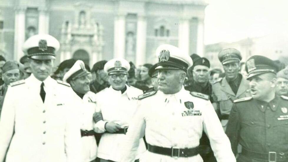 Carpi cancella Mussolini: tolta la cittadinanza onoraria. Fratelli d'Italia e Lega escono al momento del voto