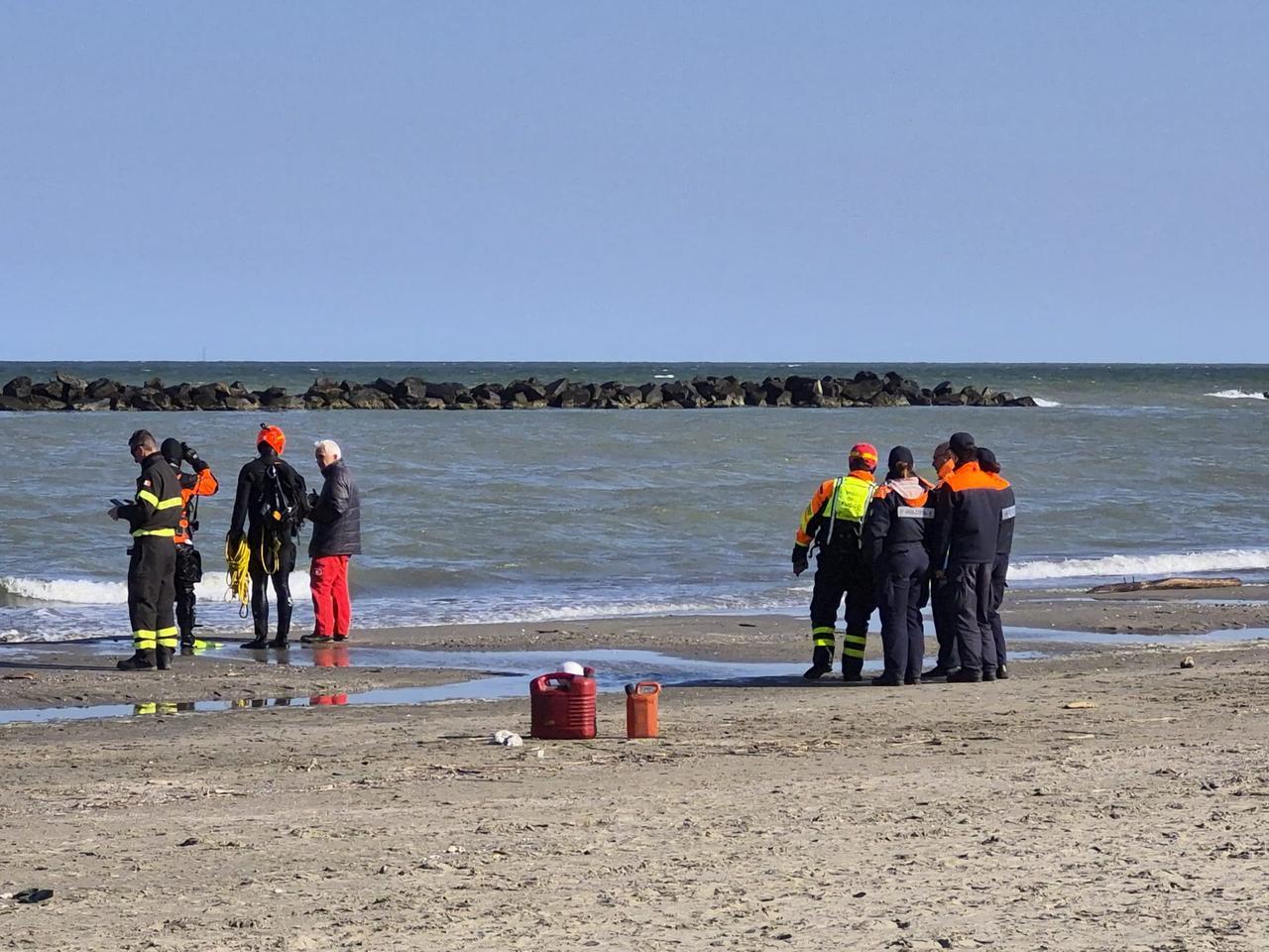 Giovane disperso in mare a Lido Scacchi: ricerche in corso