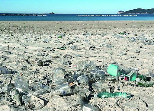 La Pasquetta degli incivili: la spiaggia dopo il party diventa una discarica – Guarda le foto