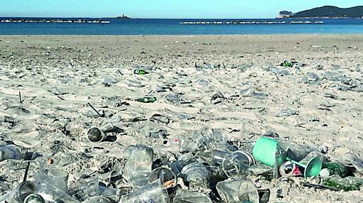 La Pasquetta degli incivili: la spiaggia dopo il party diventa una discarica – Guarda le foto