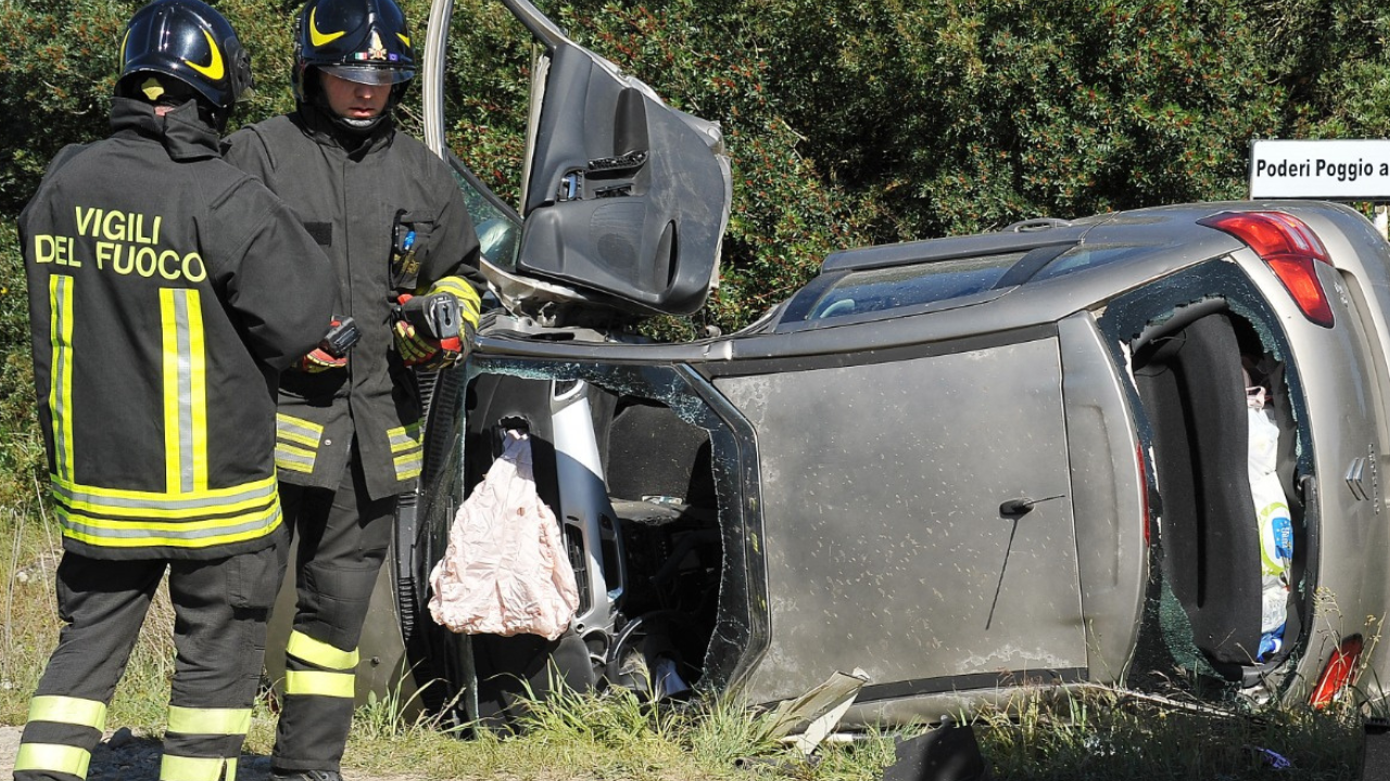 Scarlino, finisce fuori strada e si ribalta: grave una donna