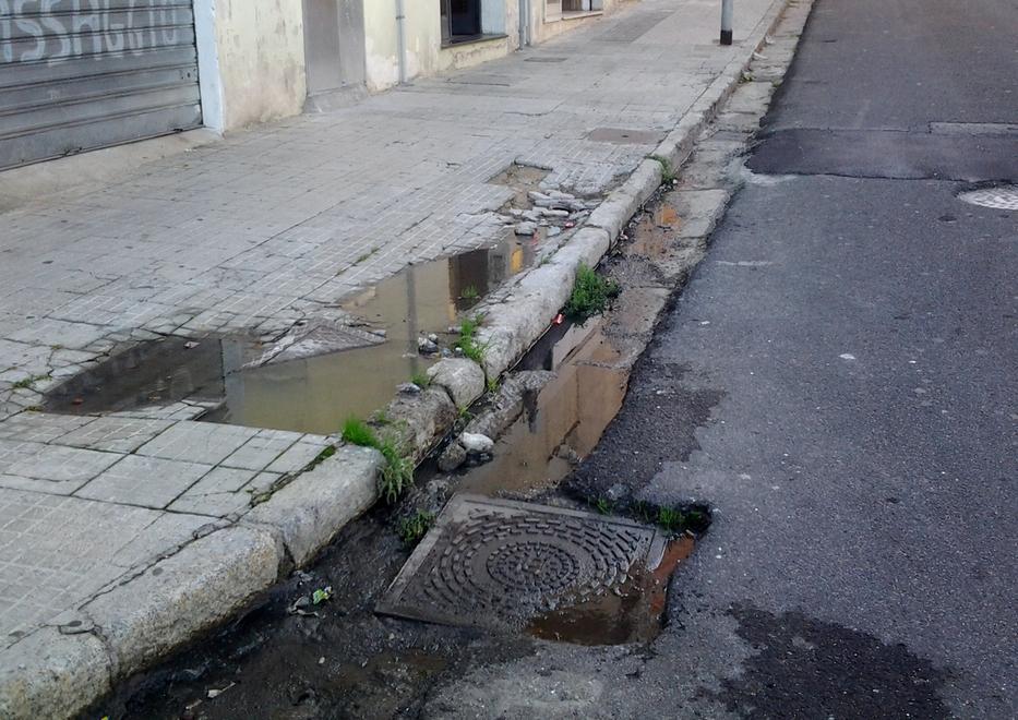 Via Cedrino, una strada invasa dai liquami