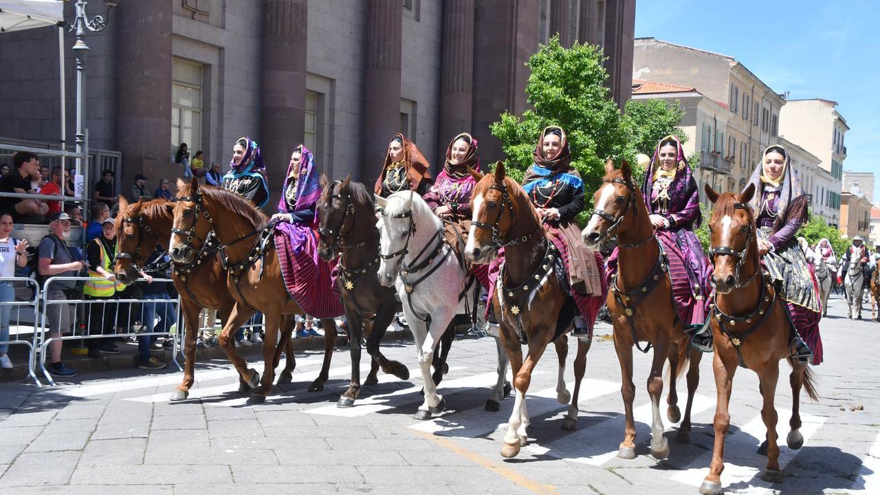 Sassari donne a cavallo con gli abiti tradizionali alla 73esima Cavalcata Sarda <em>(foto Mauro Chessa)</em>