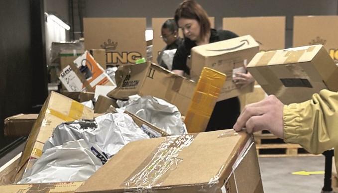 Dieci tonnellate di sorprese: pacchi smarriti diventano (forse) affare al Grandemilia