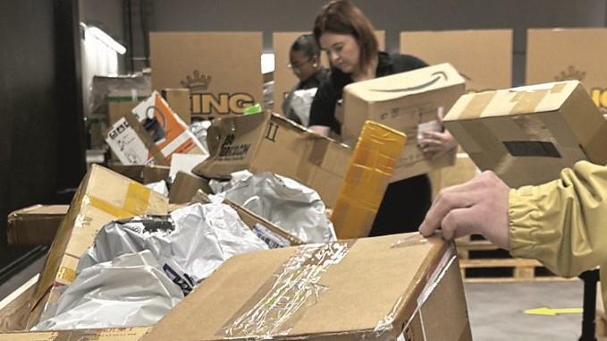 Dieci tonnellate di sorprese: pacchi smarriti diventano (forse) affare al Grandemilia