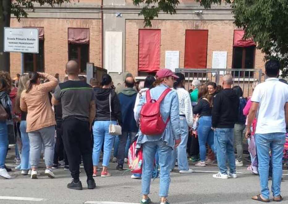 Non si entra nel giardino scolastico: a Porotto grandi e piccoli in strada