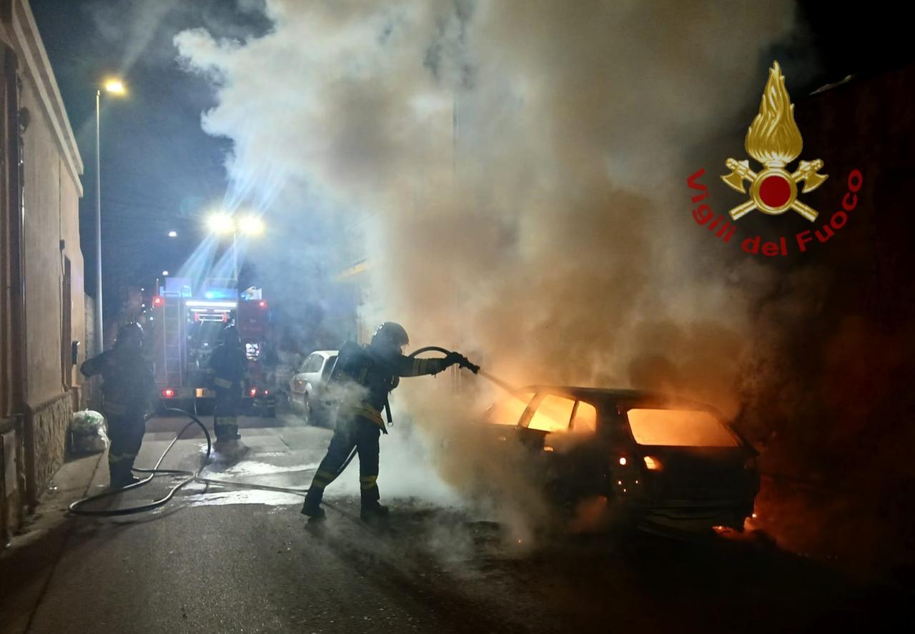 Auto in fiamme vicino alle case: indagini sulle cause dell’incendio