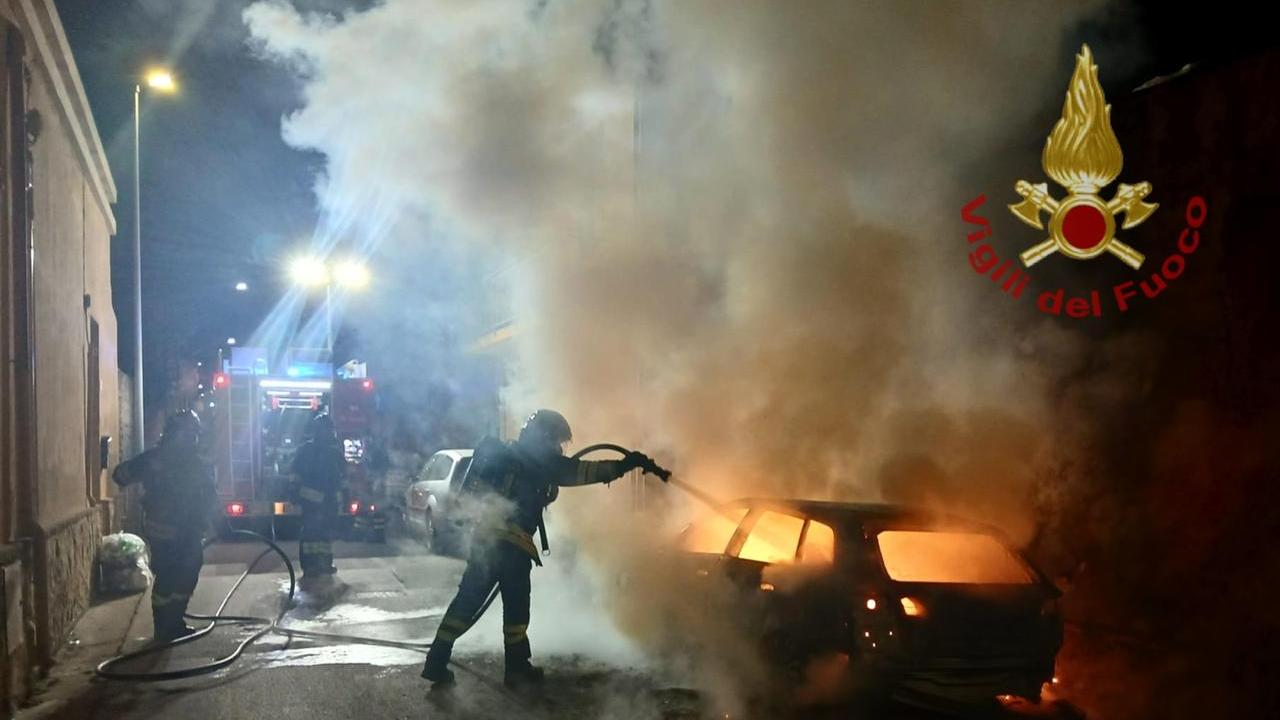 Auto in fiamme vicino alle case: indagini sulle cause dell’incendio